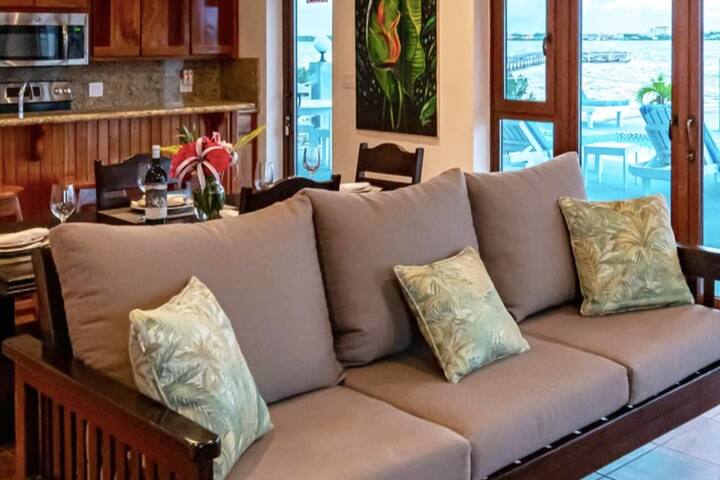 3 BR Waterfront House w Private Pool gallery image 3