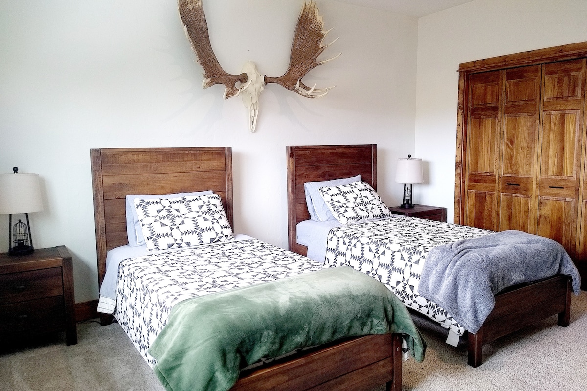 غرفة النوم الثالثة -- سريران متماثلان. حمام ملحق.