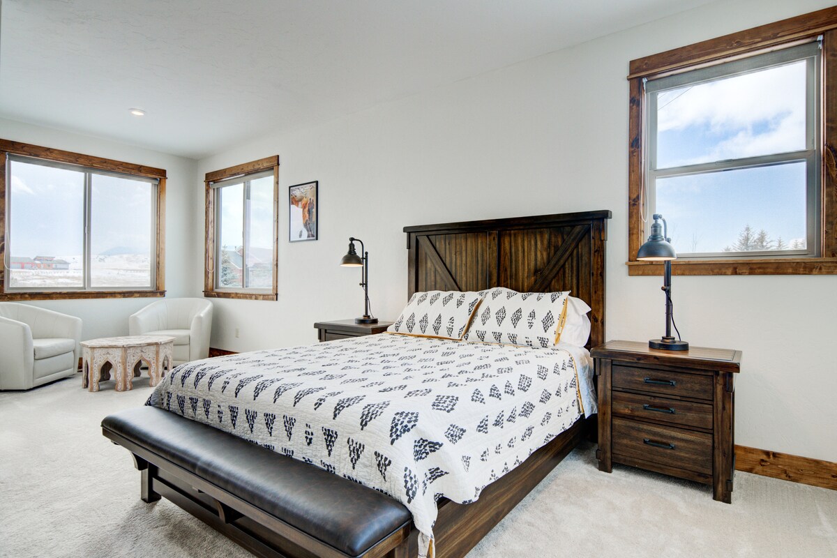 غرفة نوم رئيسية واسعة مع حمام داخلي.  يحتوي السرير على مرتبة كاسبر جديدة. 