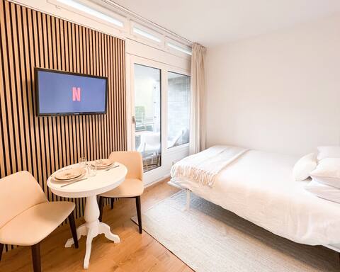Bright Tiny Studio | Pool & Sauna | Free Parking