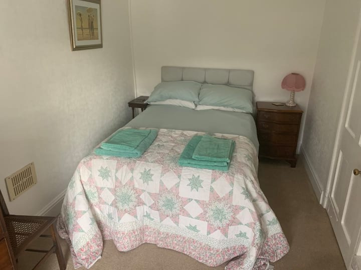 Მე-3 საძინებელში არის პატარა  (4') ორადგილიანი საწოლი ანტიკვარული ავეჯით და ტელევიზორი თავისუფალი ხედვის ყუთით.