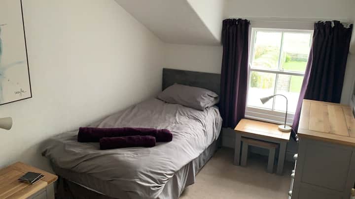 Მე-4 საძინებელში არის ორადგილიანი საწოლები და მუხის მყარი ავეჯი, საიდანაც ბაღის გასწვრივ იშლება ხედი.