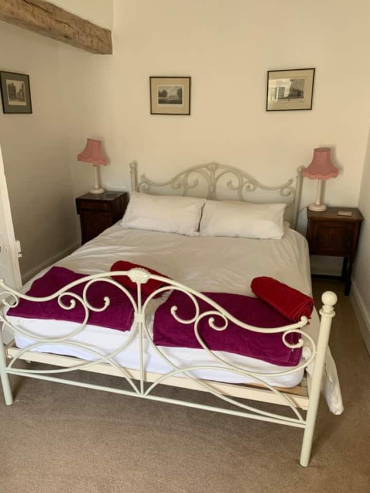 Მე ‑ 2 საძინებელში არის ორადგილიანი საწოლი ანტიკვარული ავეჯით.