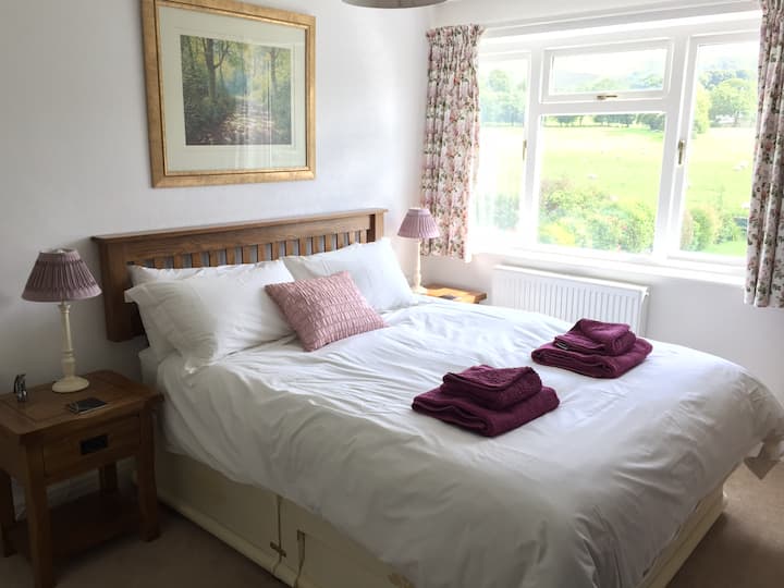 Საცხოვრებლის უკანა მხარეს მდებარე 5 ‑ იანი ორადგილიანი საძინებლიდან შესანიშნავი ხედები იშლება ბაღისა და მის მიღმა მდებარე ულამაზეს ქალაქგარეთ.