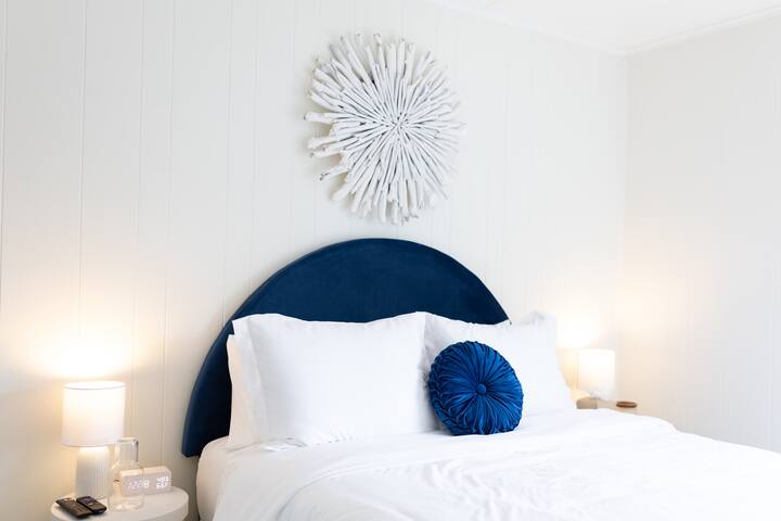 Chambre principale avec un nouveau très grand lit à mousse mémoire