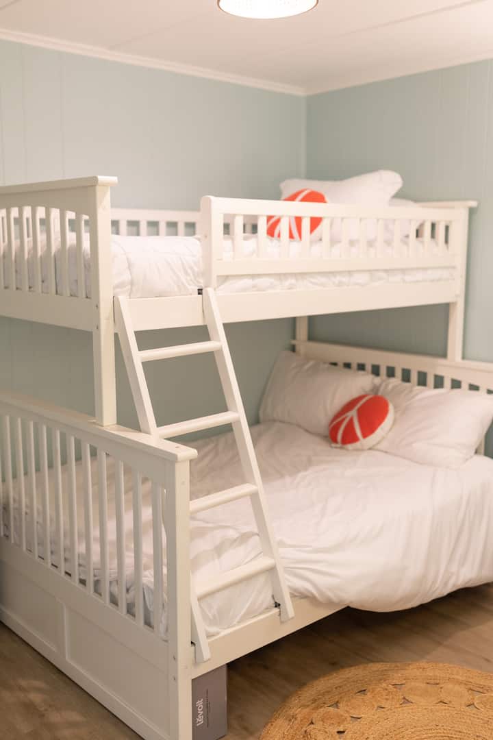 Chambre pour enfants avec lits jumeaux et pleins