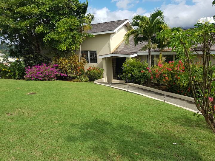 Bright & Breezy Family Friendly Villa / Sleeps 28 Houses for Rent in