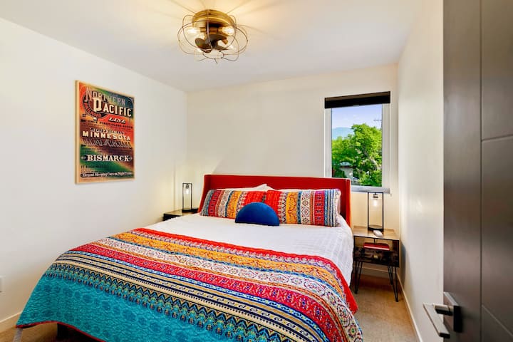 Კომფორტული საწოლი USB დამტენი ლამპებითა და დიდი კარადით.  Ჭერის ვენტილატორი და მთის ხედები!!