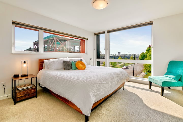 Იატაკიდან ჭერამდე აწვდენილი უმშვენიერესი ფანჯრები ძირითად საძინებელს სინათლით იტბორება.  Კომფორტული თეთრეული. ორი შესასვლელი კარადა საკიდებით და ოთახი თქვენი ნივთების შესანახად.