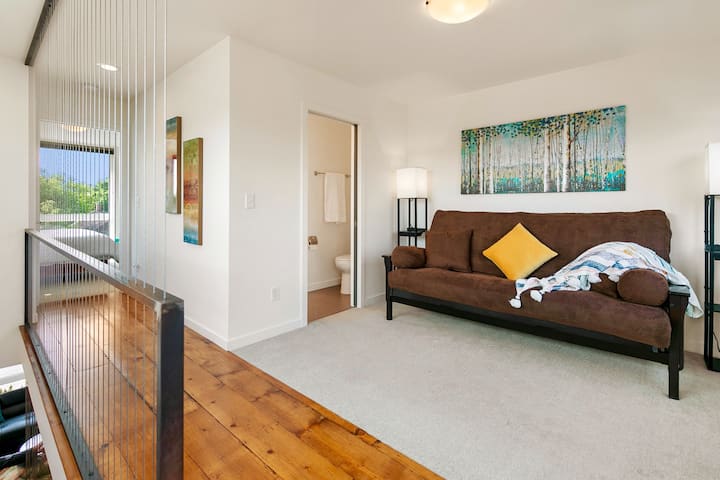 Მნიშვნელობა არ აქვს, დაძინება გსურთ, ფუტონზე ჯდომა ან ელექტროჯდართან მუშაობა, ეს ოთახი შეიძლება მხოლოდ თქვენი საყვარელი იყოს მთელ სახლში!