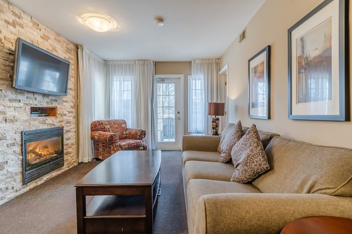 استمتع بالراحة مع الأحباء في غرفة المعيشة الجذابة.
