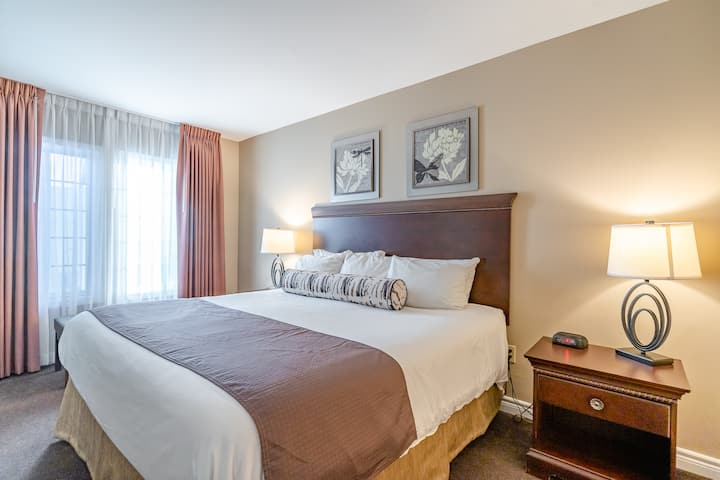 "استرخ بأناقة - سرير كينج فاخر وتلفزيون ذكي عالي الدقة في انتظارك في غرفة النوم هذه"
