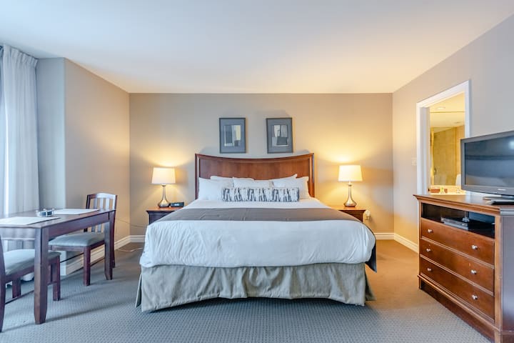 "الراحة الفاخرة في أفضل حالاتها: استرخ بأناقة في غرفة النوم المذهلة هذه التي تتميز بسرير كبير الحجم يرتدي أغطية قطنية فاخرة لقضاء ليلة متسامحة. يوفر الحمام الداخلي ومخزن الملابس الراحة القصوى.