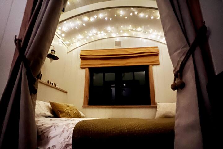 浪漫的度假胜地？
躺在床上看星星。