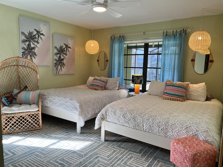 إطلالات على حمام السباحة والماء ، (2) مرتبة تجميل جديدة مع غطاء مرتبة ، خيط مرتفع مضاد للحساسية (أكثر من 300) عدد الأسرّة القطنية. خزانة كبيرة مع خزانة ملابس طويلة. المستوى الرئيسي.