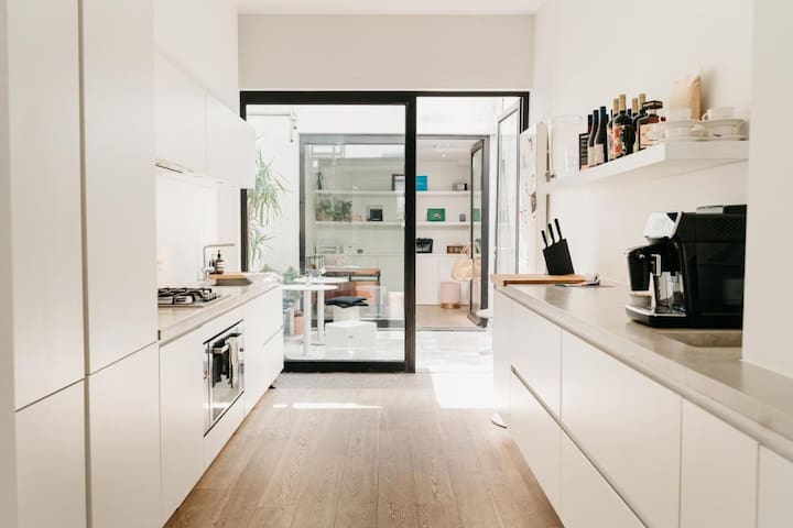 Beautiful Antwerp Holiday Home (up to 12 Guests)