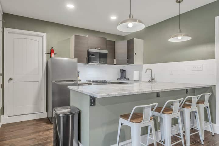 Renovated Studio W/ King Bed & Full Kitchen - Oklahoma City, OK