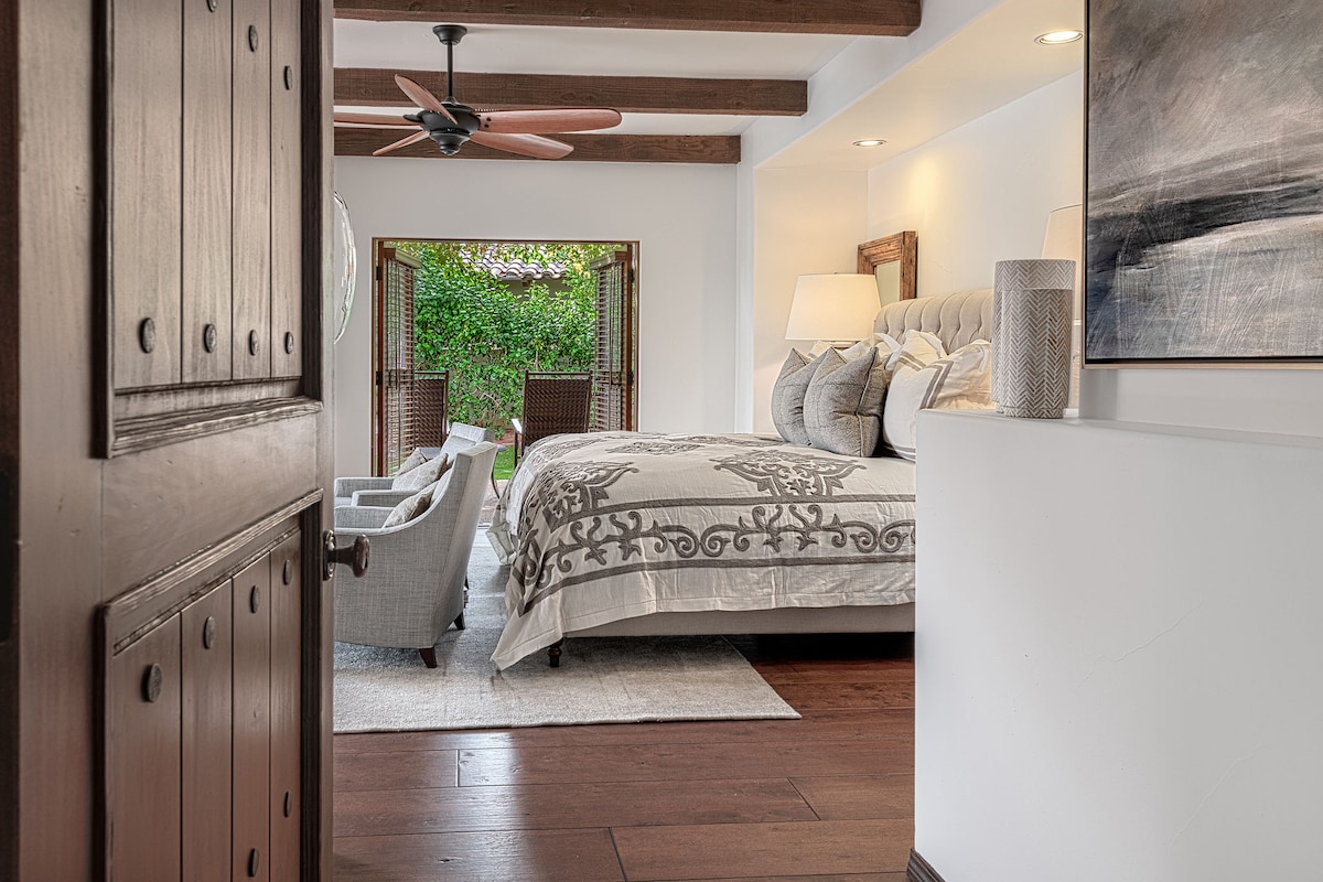 ห้องนอนใหญ่สุดหรูมีเตาผิงที่อบอุ่นการตกแต่งแบบดีไซเนอร์หรูหราและเข้าถึงลานระเบียงส่วนตัวได้โดยตรง ห้องน้ำในตัวที่กว้างขวางให้สถานที่พักผ่อนแบบสปาพร้อมการตกแต่งระดับพรีเมียมสร้างที่พักที่สมบูรณ์แบบสำหรับการพักผ่อนและผ่อนคลาย