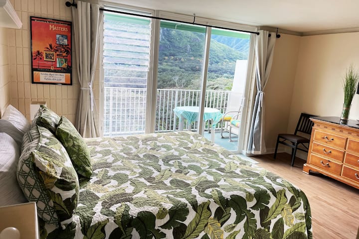 Dormitorio en la planta superior con vistas tropicales a la montaña y un balcón privado (lanai).
