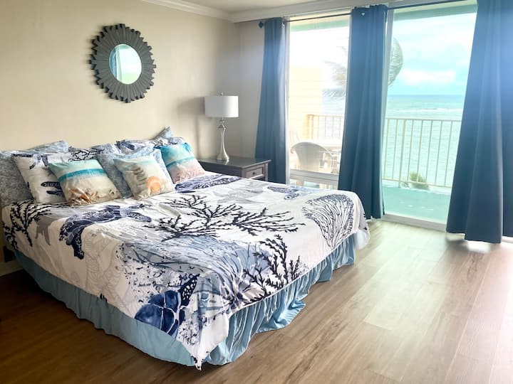 El dormitorio principal tiene un cama king y balcón con vistas al mar.