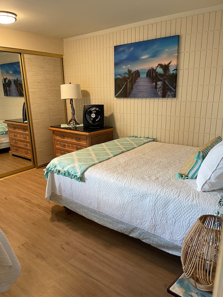 Dormitorio de abajo con 2 camas queen. También hay 1 baño completo en el piso, justo fuera de la puerta del dormitorio a la izquierda. (La otra cama queen está contra la pared izquierda y fuera de la vista en esta foto).