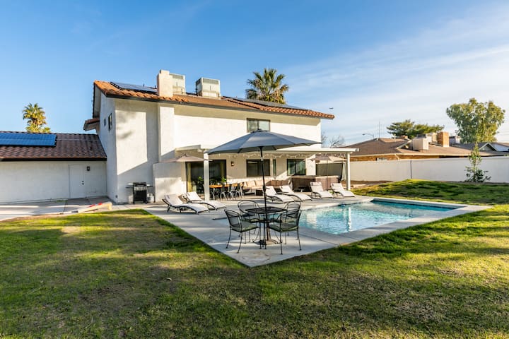 Vegas Oasis: Pool, Hot Tub, Near Strip & Stadiums