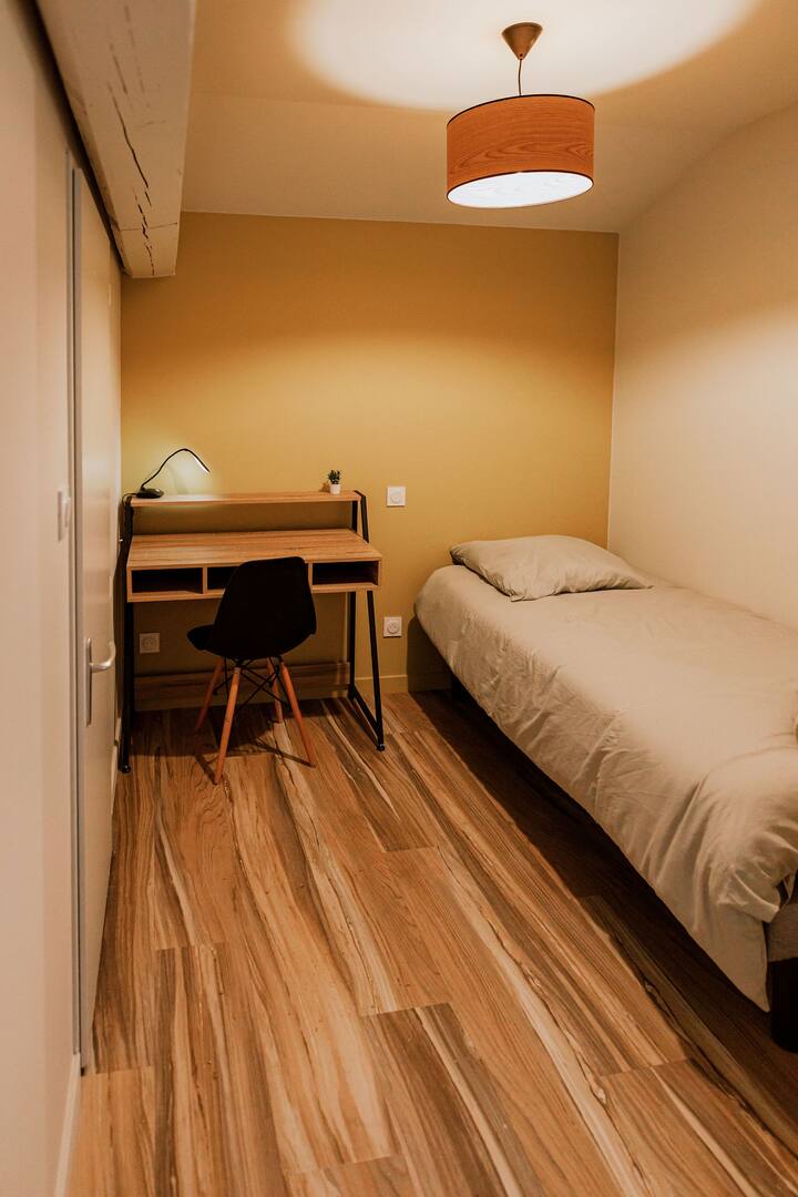 единична спалня с бюро