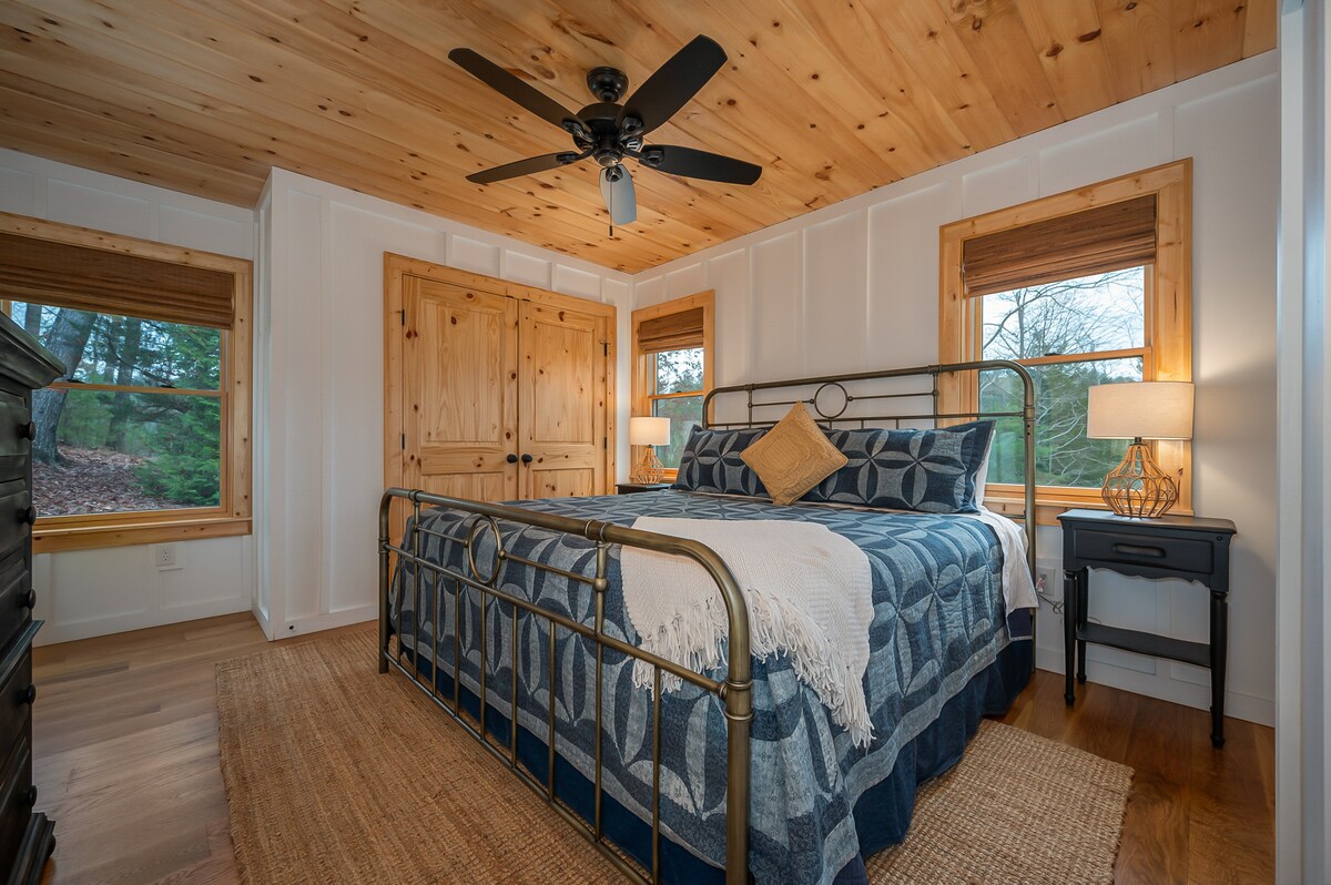 配备舒适氛围舒适的加大双人床主卧室
