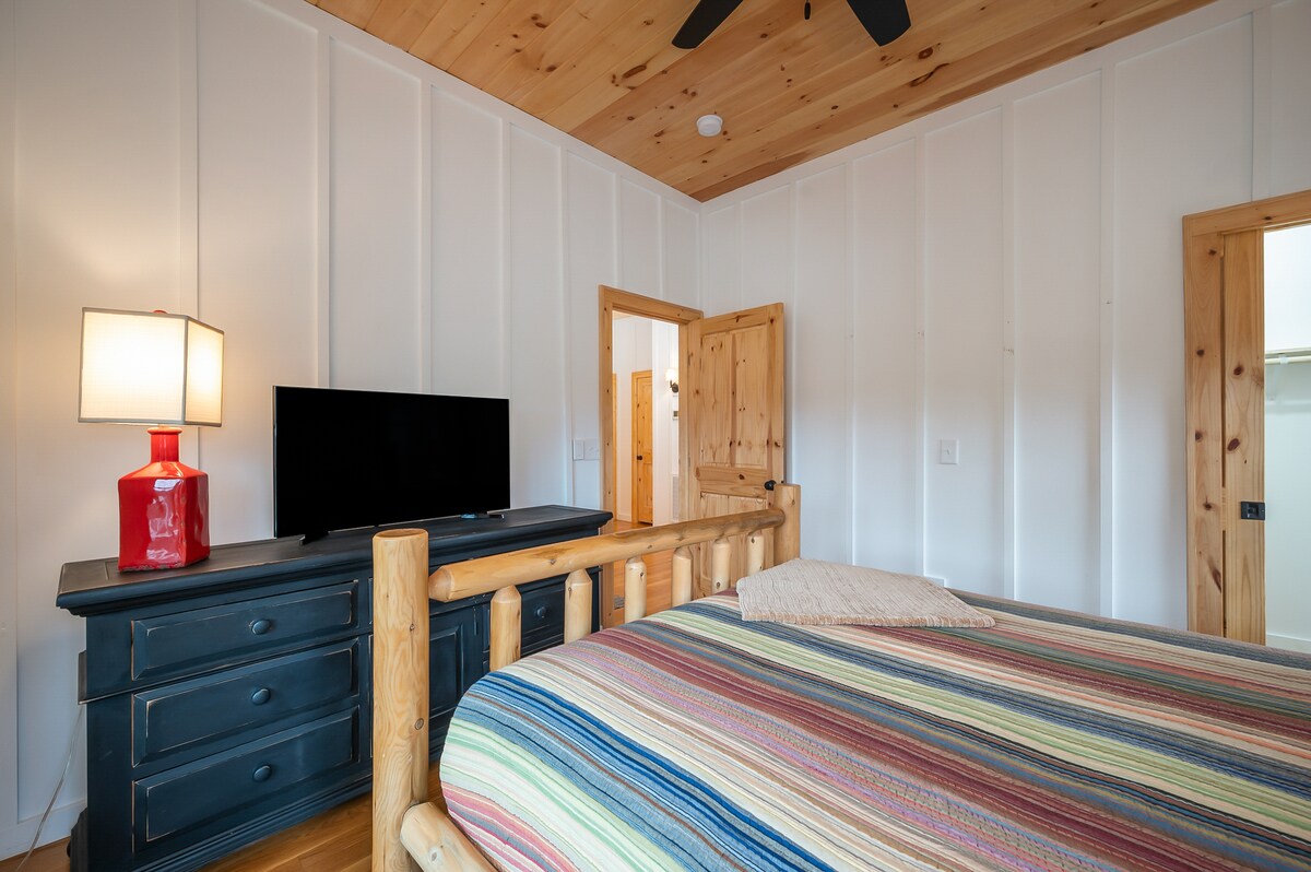 楼层/地下室卧室
标准双人床第4间卧室