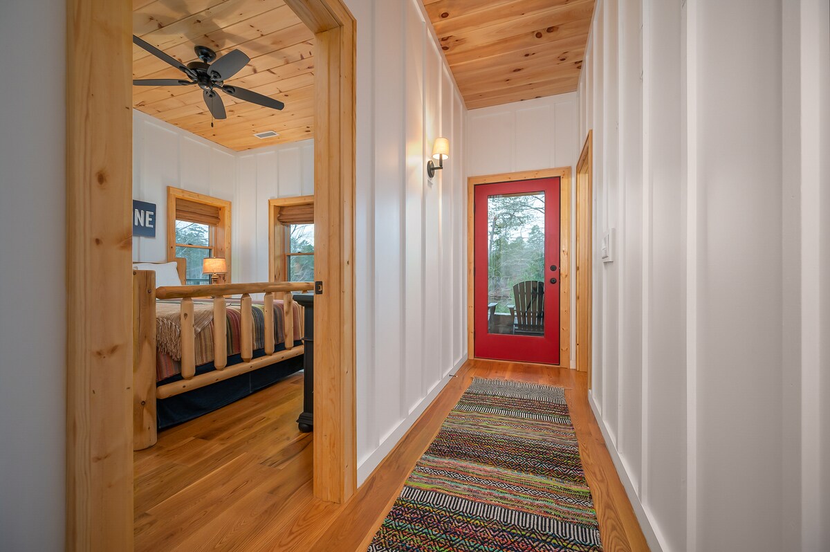 通往卧室的下层/地下室
标准双人床第4间卧室