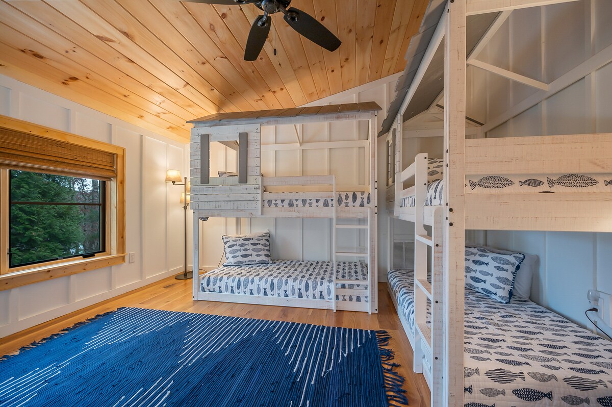 楼上阁楼，带定制双层床
第3间卧室