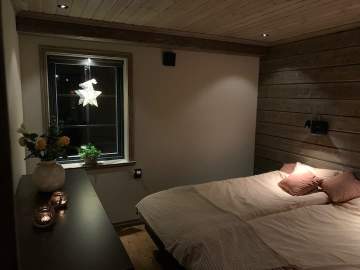 Dormitorio 1: consta de 2 piezas de camas de 90 cm y un tocador grande. La habitación está en el nivel de entrada.