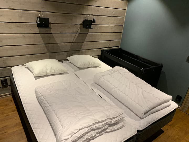 El dormitorio 3 tiene una cuna de viaje para niños. La cama de viaje está diseñada para niños de hasta 20 kg y una longitud máxima de 100 cm. Almacén plegado debajo de la cama doble. Esta habitación está en el nivel de entrada.