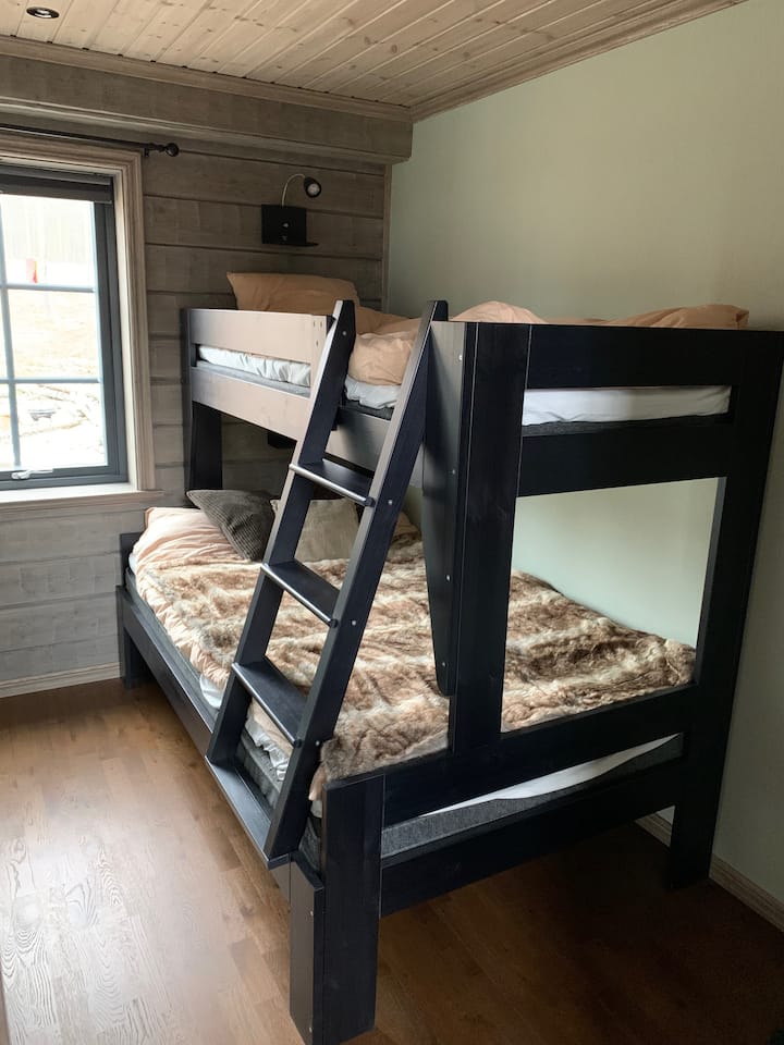 El dormitorio 2 consta de una litera, una cama de 120 cm de ancho en la planta baja y 90 cm arriba. El dormitorio está en la planta baja.