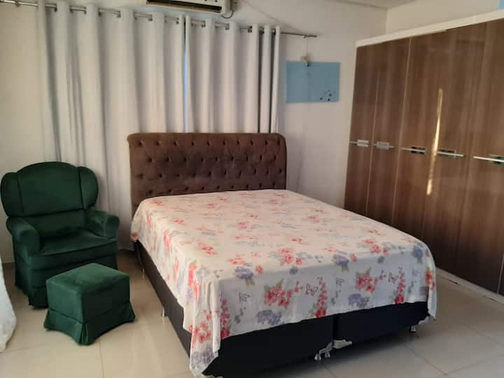 Chambre double avec lit Queen Size et climatisation. 