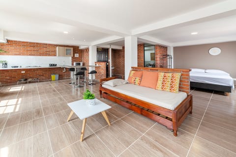 Top performing Airbnb: Loft with a view of cali - Brigtness and comfort in El Peñón