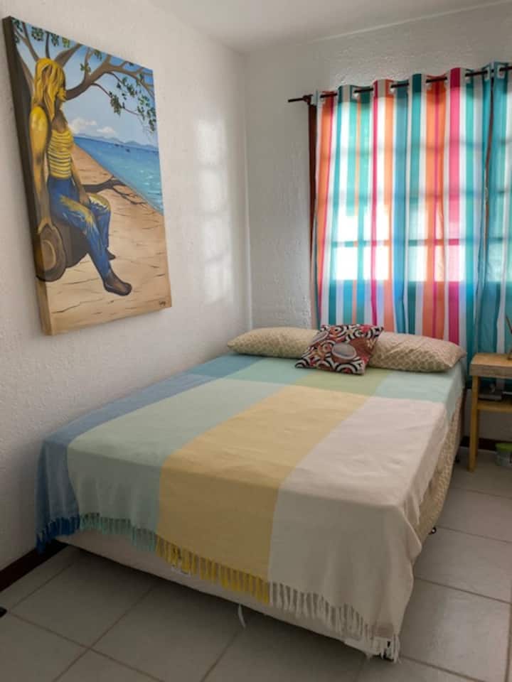 Гостинска спална соба долу.