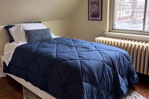 ห้องนอนของพ่อบ้านที่มีเตียงซ้อนกัน  อาจเป็นเตียงแฝด 2 หลัง