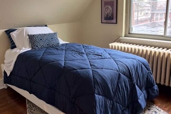 Dormitorio del mayordomo con camas apiladas.  Pueden ser dos camas individuales.