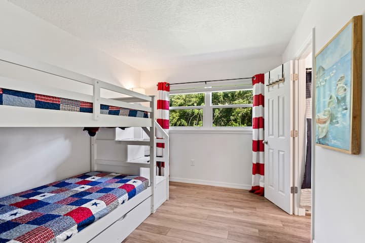 חדר אורחים מיטות קומתיים עם חדר רחצה ושירותים בפנים 