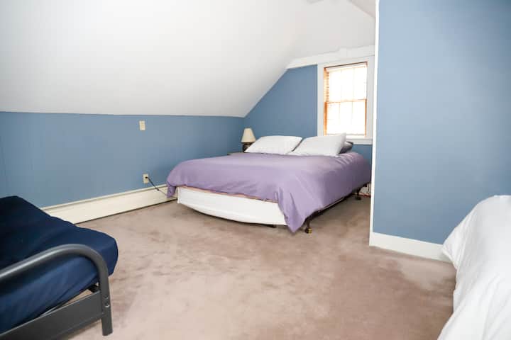 Upper East Room Q/T/Futon