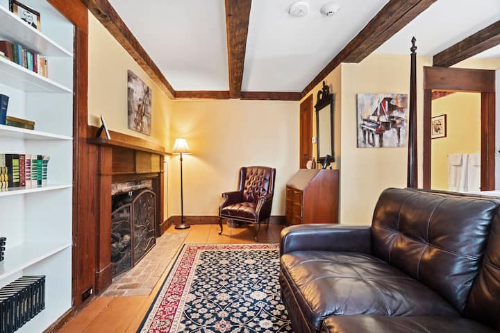 Library Queen Suite