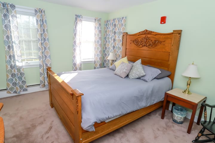 Meadow Queen Room