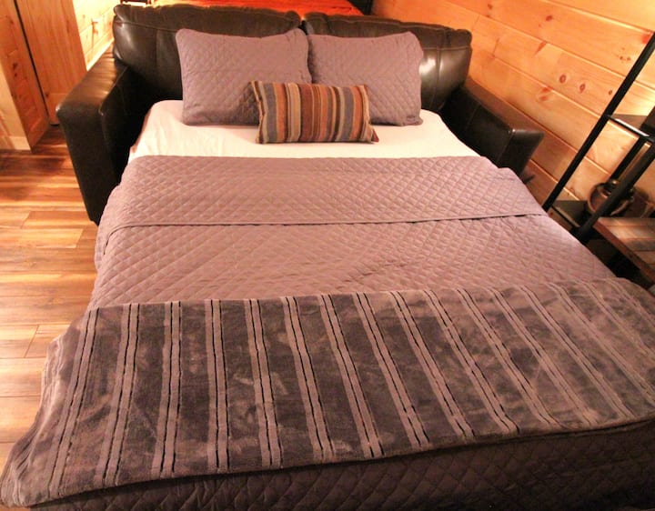Træk sovesofaen ud med en behagelig queensize-seng.