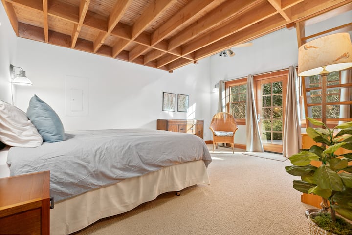 غرفة نوم تضم سرير كوين