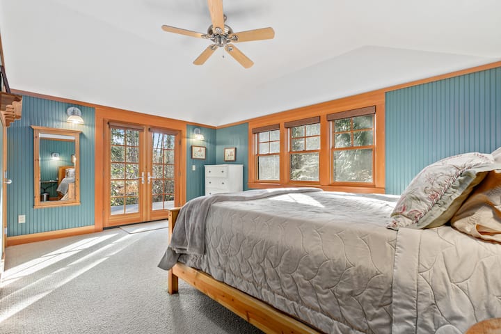 غرفة نوم بسرير كبير