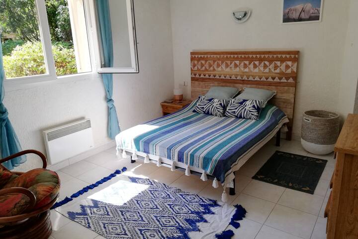 Sovrum  med dubbelsäng och eget duschrum