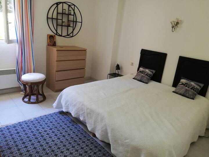 sovrum med badrum,badkar