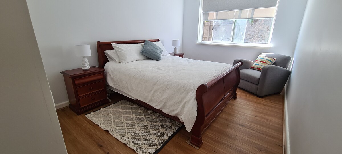 להירגע בחדר השינה שטוף השמש והמרווח הזה עם מיטת קווין סייז נוחה עם כריות ושמיכות נוספות לשינת לילה מושלמת. החדר מתגאה בחלונות גדולים שמציפים את החלל באור טבעי.