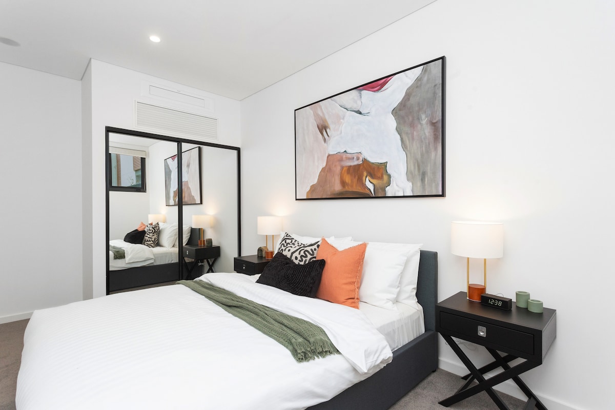 Me një krevat dopio "queen" dhe detaje klasike, dhoma kryesore e gjumit është e bollshme, e ngrohtë dhe ftuese. Përfunduar me tavolina/abazhurë pranë krevatit në të dyja anët, një karrige për t 'u ulur dhe një mantel me dy pasqyra për sendet e tua.